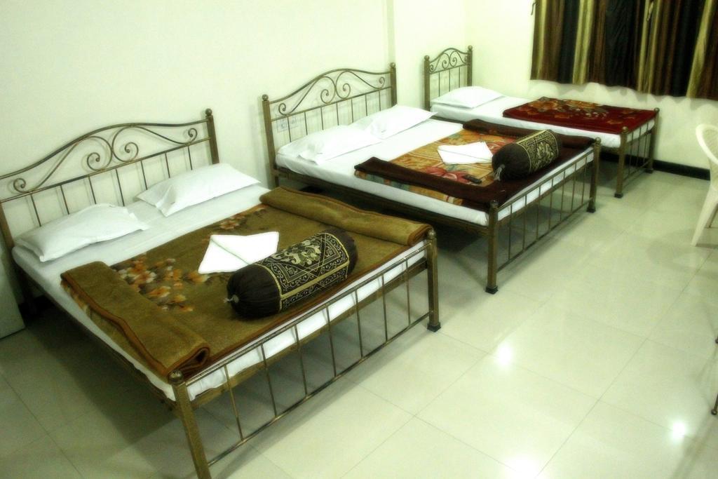 Hotel Shanti Palace Mahabaleshwar Bagian luar foto