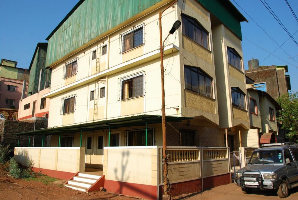 Hotel Shanti Palace Mahabaleshwar Bagian luar foto